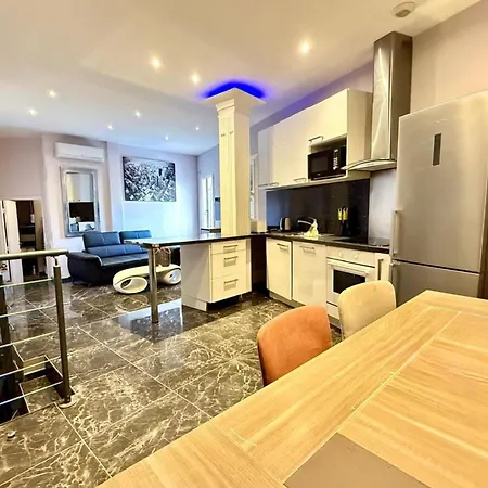 3-bedroom On Two Levels Close To The Palais