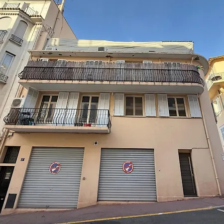 3-bedroom On Two Levels Close To The Palais Apartment